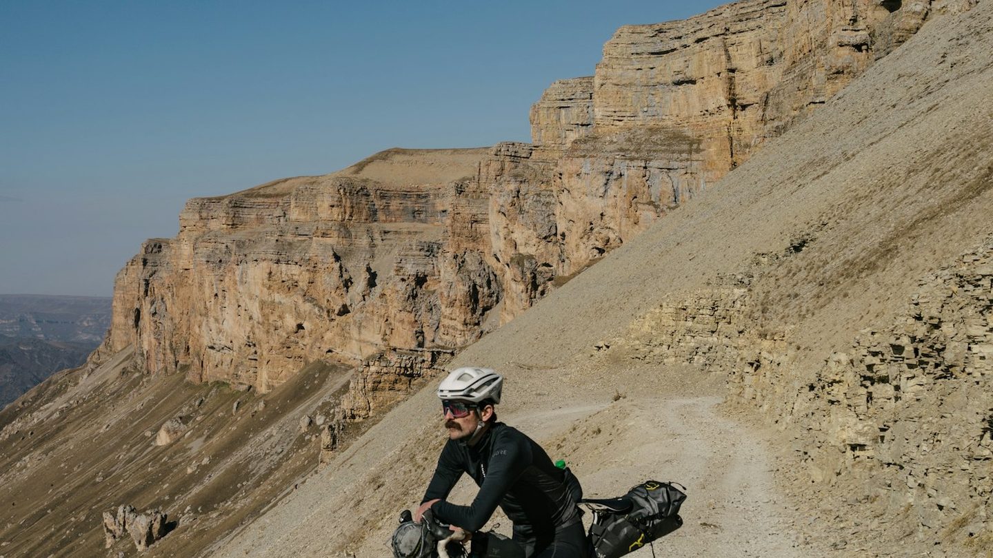 Ciclista de ultradistancia en solitario en una cresta de montaña